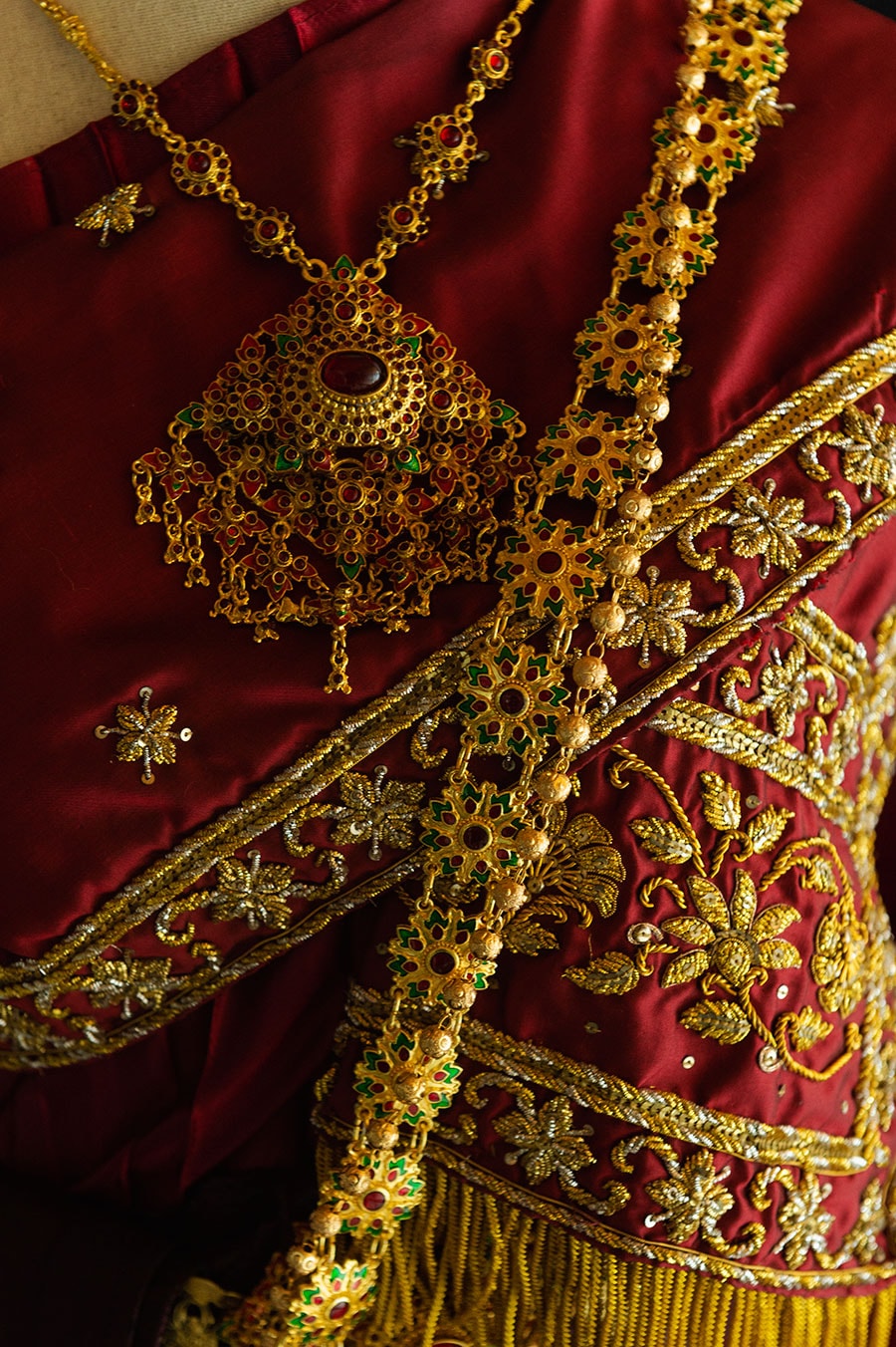 タイ女性の正装におけるトップスが「サバイ」。絹の布地に施された最高級の伝統刺繡。