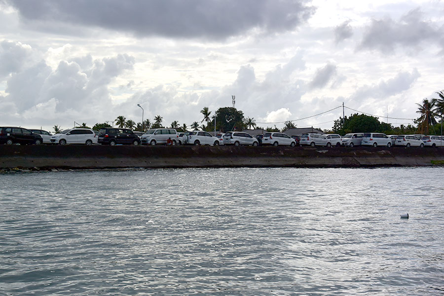 ヌサペニダの桟橋には1日ツアー客を乗せるためにミニバンが待機しています。