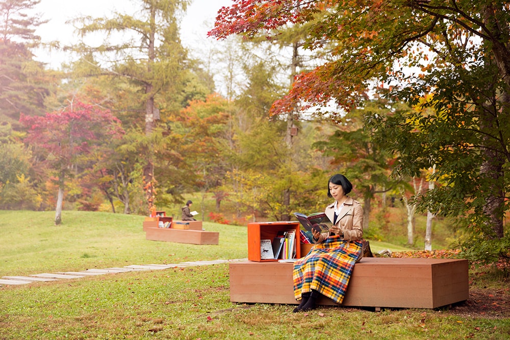 この秋に初登場したこの「紅葉図書館」は、美しい紅葉と青空が見える屋外に設置された、誰もが自由に立ち寄れるブックスペース。
