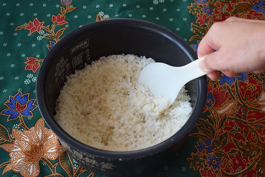 炊きあがったご飯は、ココナッツミルクの油分がところどころ白く固まっているので、よく混ぜて10分ほど蒸らす。
