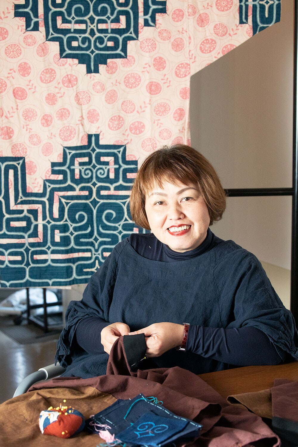 母の雪子さんからアットゥシ織りを学んだ関根真紀さん。女性としては珍しく、二風谷イタの制作も手がけている作家で、アイヌ伝統の技法と意匠をベースにしながら、新しいスタイルの作品作りにも挑戦している。