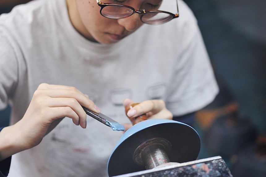 上塗りは、温度と湿度が変わらないよう閉め切った北側の部屋で、人毛の刷毛を使って行われる。