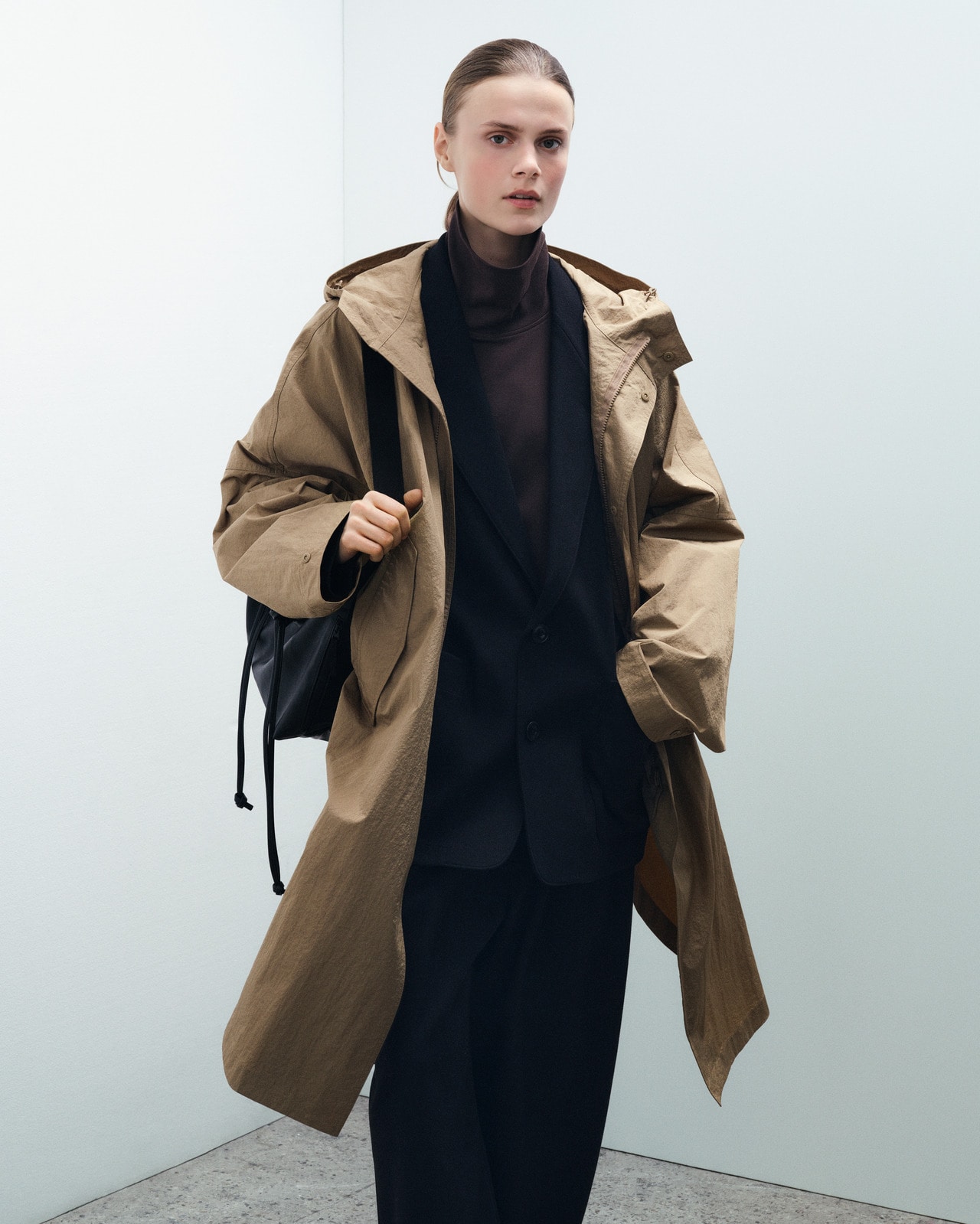 公式スタイリングより。フーデッドロングコート（33 KHAKI）9,990円、タートルネックロングT（39 DARK BROWN）2,990円、ジャージーテーラードジャケット（09 BLACK）6,990円、ブラッシュドジャージーワイドパンツ（09 BLACK）4,990円（丈長めタイプもあり）、ソフトコーテッドドローストリングバッグ（09 BLACK）3,990円。