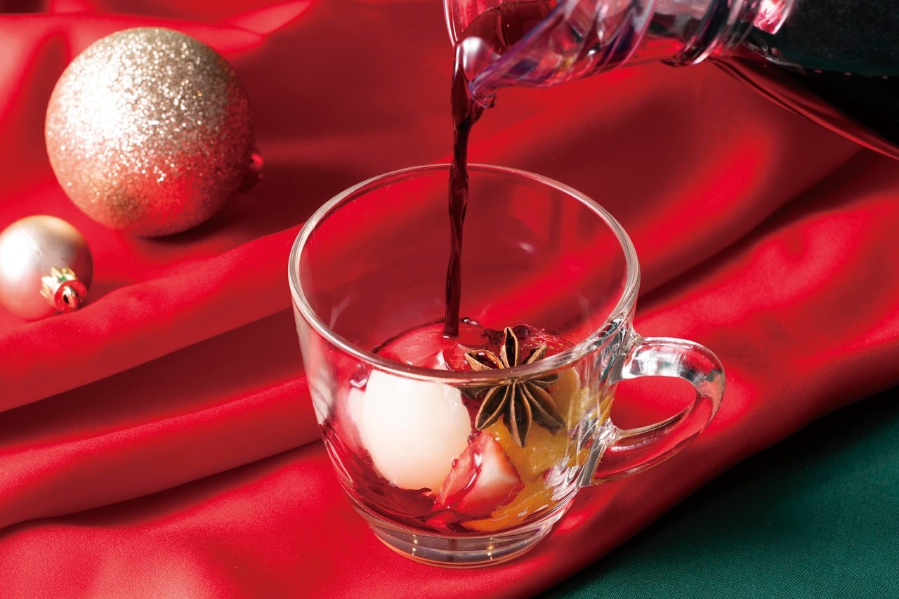 ホリデーシーズン特別メニューの「赤ワイン アフォガード」。冷たいアイスとスパイス香るホットワインの絶妙なハーモニーがクリスマス気分をより一層盛り上げてくれる。