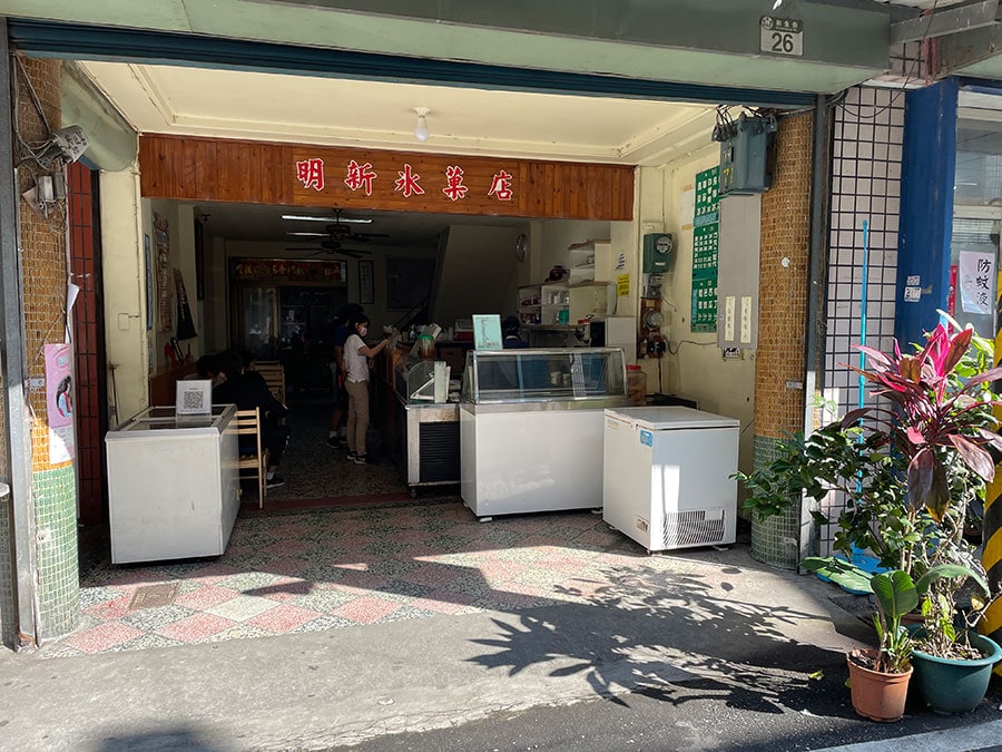 昔懐かしい雰囲気の店舗。地元の学生たちがふらっと立ち寄り、ひと休みできるようなお店です。