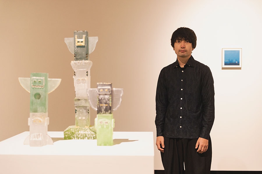 高校2年生のときにボランティアとして展覧会を手伝い、現在はガラスを用いた作品を中心に制作している佐々木怜央。「雪の様に降り積もる／2006年の記憶から」が会場で展示されている。