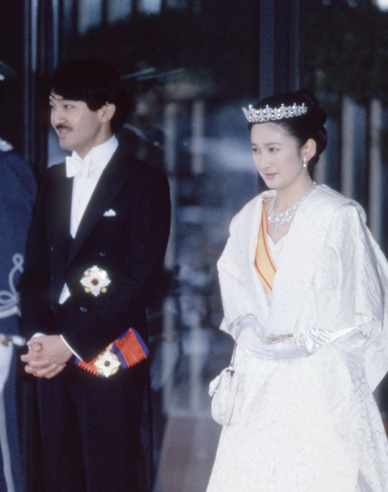 「朝見の儀」を終え、宮殿を出られる秋篠宮ご夫妻〔1990年6月29日撮影〕 ©︎JMPA