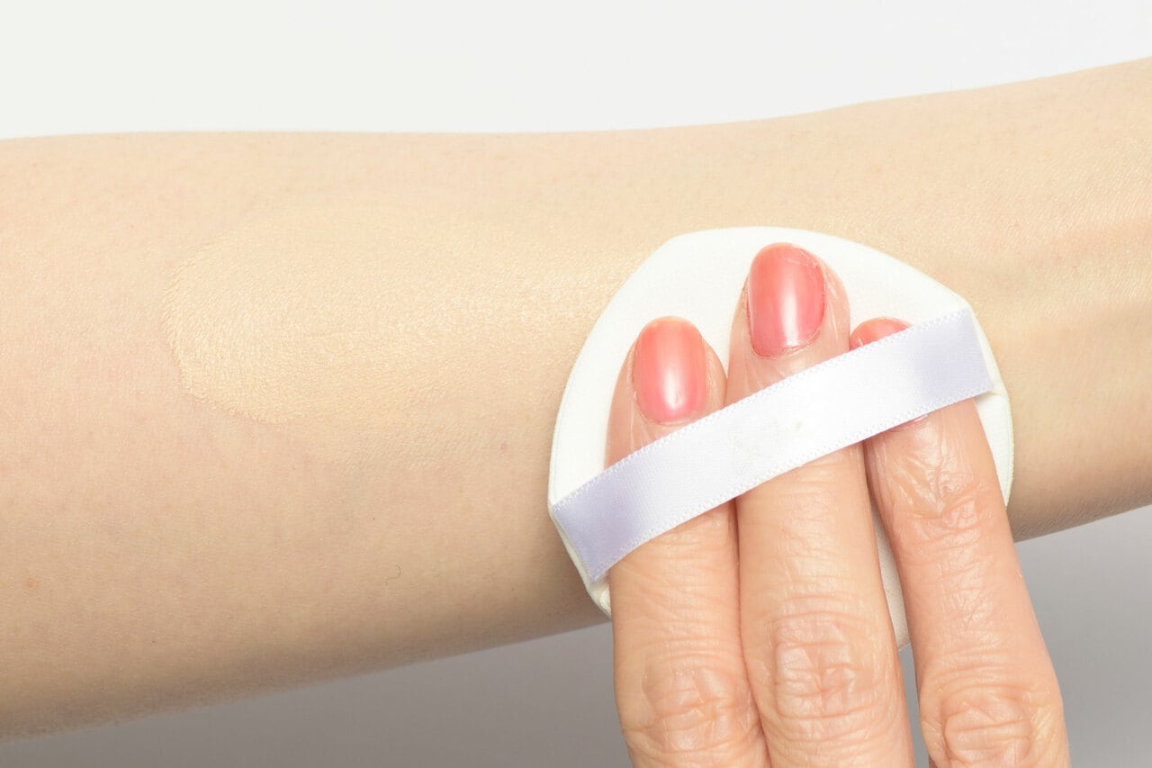 アンドビー グロウクッションファンデーションのスウォッチ。