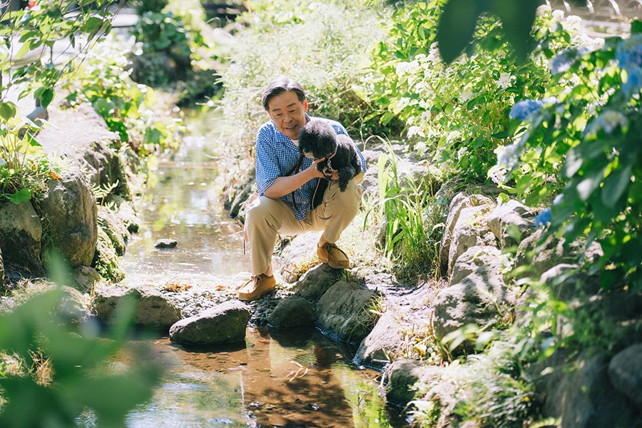 キュートな愛犬・グリグリくん（10歳／トイプードル）とお散歩をしながらインタビュ―を実施。