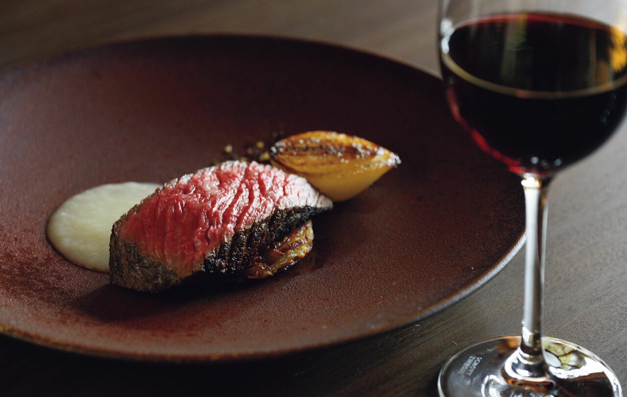 8,800円のディナーコースのメインは希少な佐渡牛。この日はモモ肉の炭火焼きを新玉ねぎのソースで。