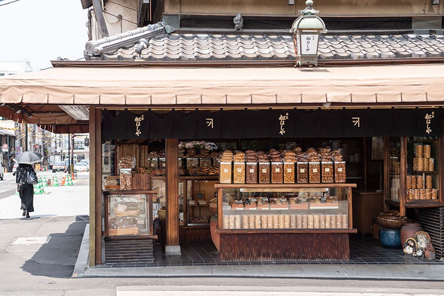 三条大橋のたもとにある「本家船はしや」は明治創業。たくさんの豆菓子やおかきが並ぶ。