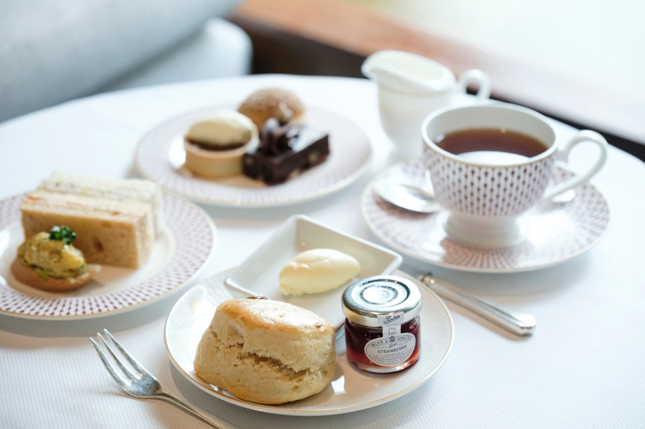 英国式のアフタヌーンティーもグリルクラス専用ラウンジで。好みの茶葉の紅茶がポットで供され、焼き立てのスコーン、サンドイッチなどのセイボリーが次々とサービスされる。