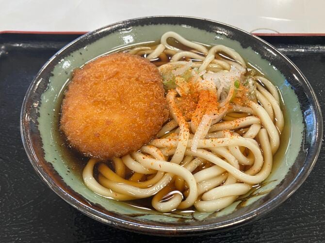 広場で食べるコロッケうどんもうまい