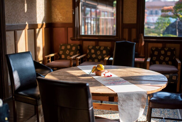 【くつろぎの温泉宿 山田別荘】昭和5年に先々代が建てた別荘を改装。応接室は宿泊客の団らんの場に。Photo: Hiroshi Mizusaki