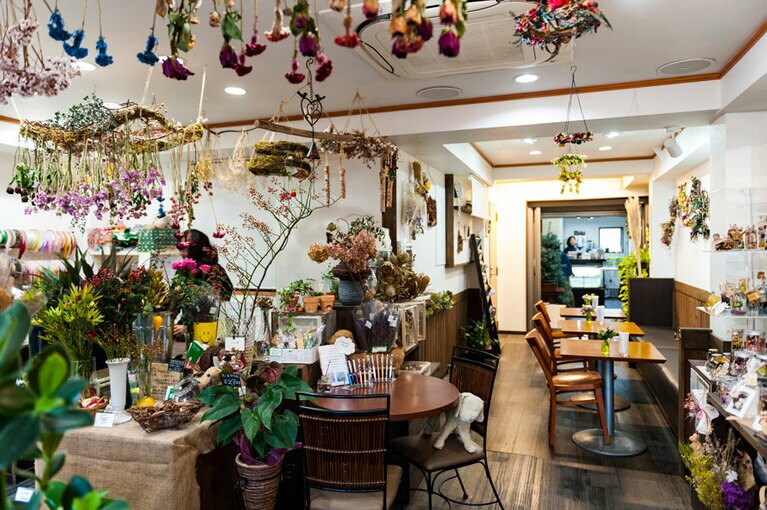 花屋さんの花々を抜けると、奥にカフェとワインショップが続く。