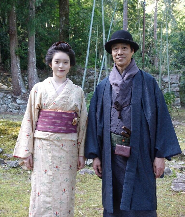 ヒロインの親戚で、のちに実父であることがわかる傳を演じた堤真一　公式Xより