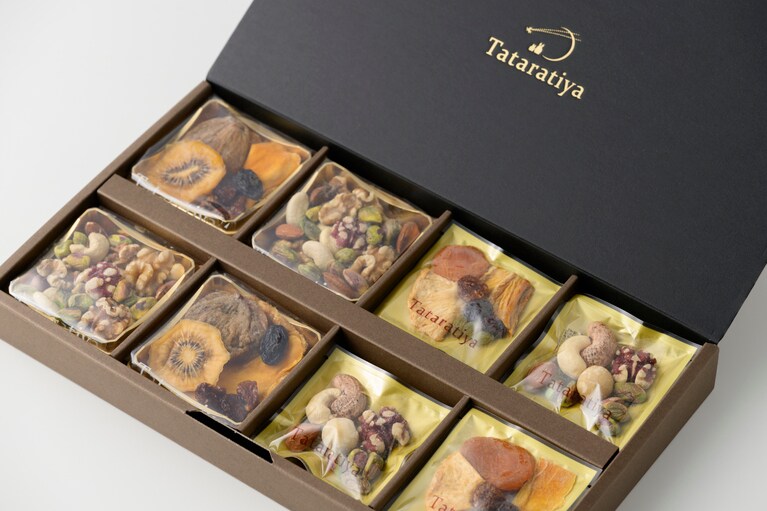 ミックスギフトボックス8　4,595円（ナッツ5×2袋、フルーツ6×2袋、ナッツ×4袋、フルーツ×4袋）。