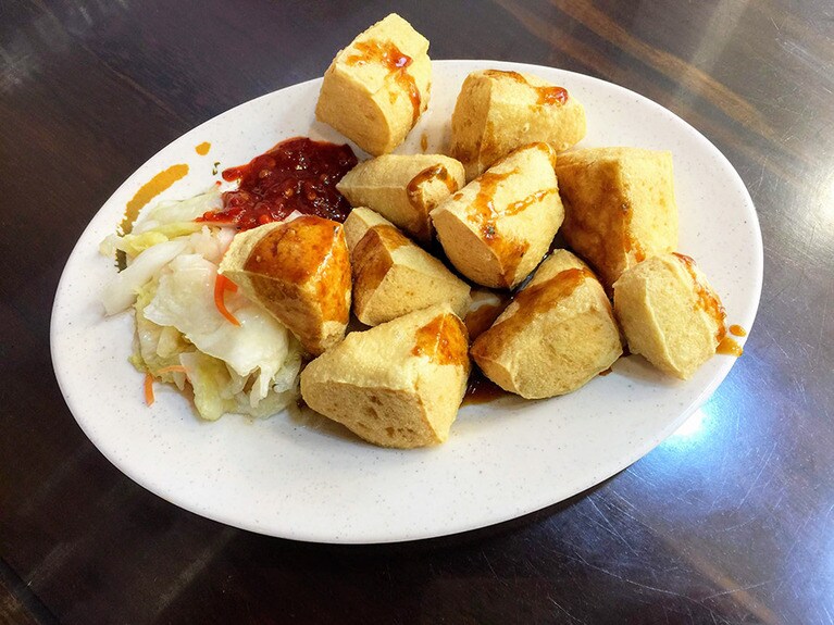 炸臭豆腐(50元)、サクサクした歯ざわりが癖になる味。