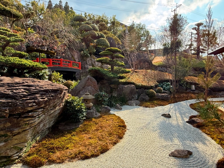 別館に隣接している庭園「鬼八の森」。