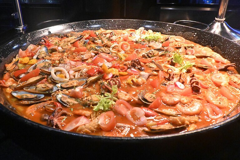 巨大な鍋で炊いたパエリア。絶対おいしい！