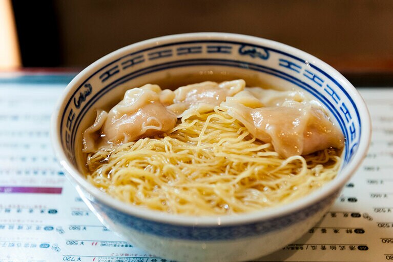 「特製海老ワンタン麵」850円。細い麵が特徴の人気No.1メニュー。※撮影の都合上、ワンタンを麺の上に乗せていただきましたが、実際は麵の下に沈んでいます。 