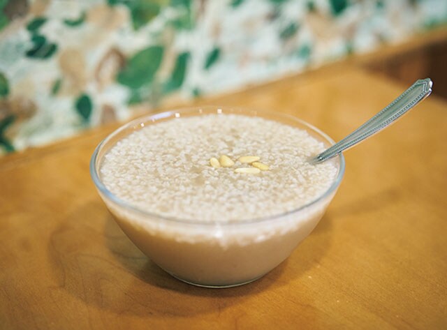 甘酒に似た冷たいシッケW6,000は麦芽と米の発酵飲料。ほんのり生姜風味で、さらりとした口当たり。