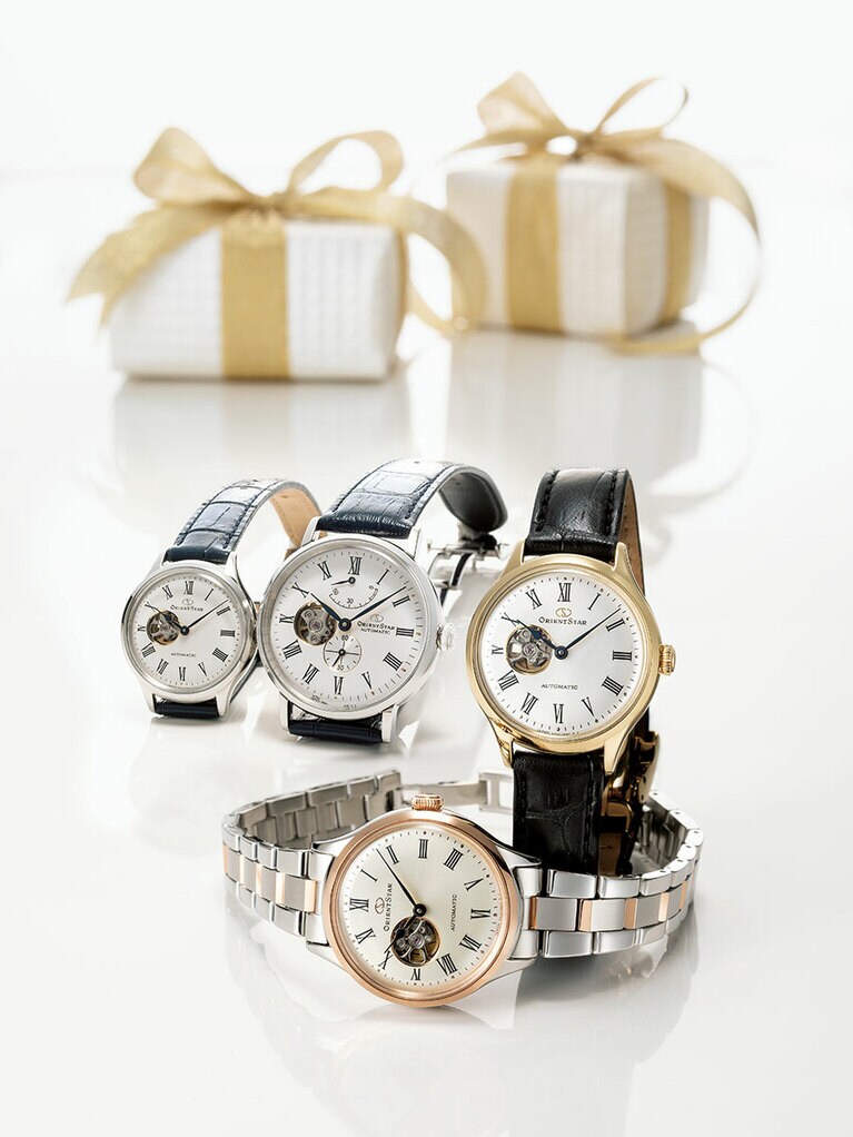 手前：ステンレススチールにピンクゴールド色を組み合わせた上品なコンビモデル。RK-ND0001S(SS×一部ピンクゴールド色めっき、径30.5mm) 55,000円、上右：黒革のベルトに控えめな色合いのゴールドケースがシック。RK-ND0004S(SS×ゴールド色めっき、皮革、径30.5mm) 50,000円、ネイビー色バンドで揃えてレディースモデルとペア使いができるメンズモデルは贈り物にぴったり。上中：RK-AV0003S(SS、皮革、径40mm) 71,000円、上左：RK-ND0005S(SS、皮革、径30.5mm) 46,000円／エプソン販売株式会社