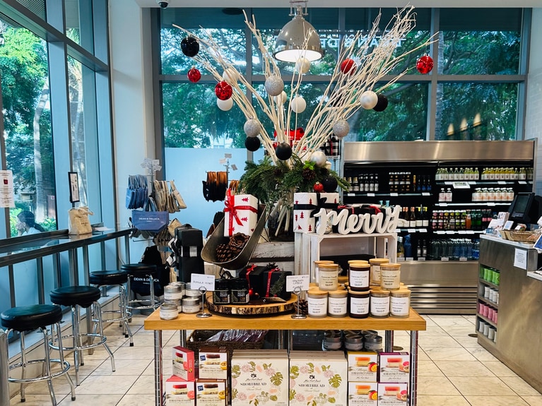 ローカルグルメや雑貨が揃う「リッツ・カールトン店」の店内。