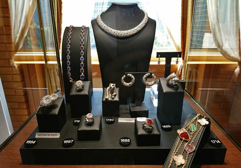 ロットナンバーを控えた数々のハイジュエリー。1980～1990年のバブル期はカルティエなど上質なブランドジュエリーが豊富で、質のいいものが日本人から出展されることも多い。