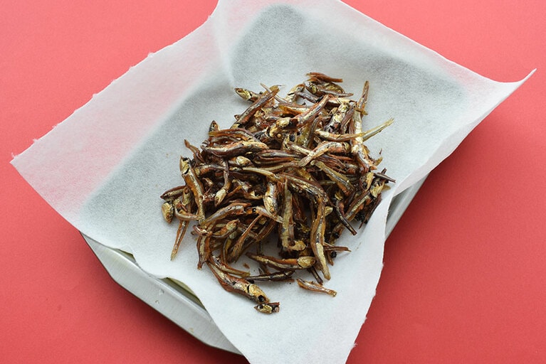 油のぶくぶくとした泡が小さくなったら揚げあがり。