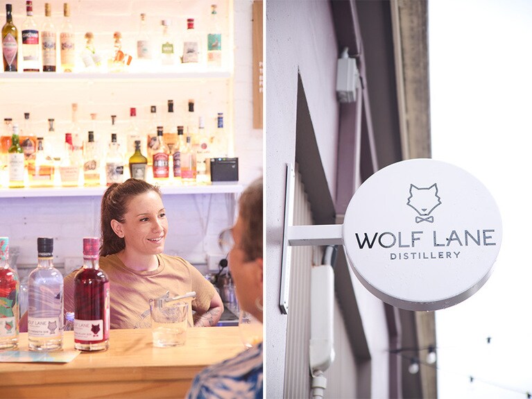 左：明るいスタッフが詳しく教えてくれる。右：ダンディなオオカミがトレードマーク。