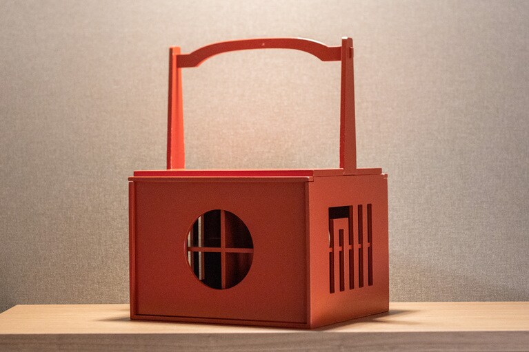 「宝楽盛り」に使われるのは、薩摩藩の家紋“丸十”のモチーフをあしらった特製の器。