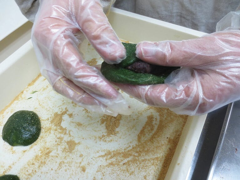 餡入り。餡を入れて餅を折りたたむようにして包みます。