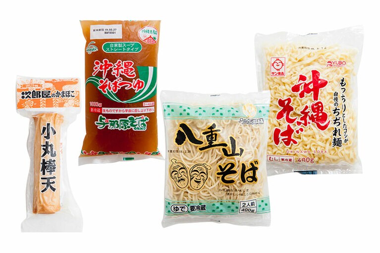 左から：小丸棒天 108円、沖縄そばつゆ 158円、八重山そば(ゆで) 98円、沖縄そば(蒸し) 158円。