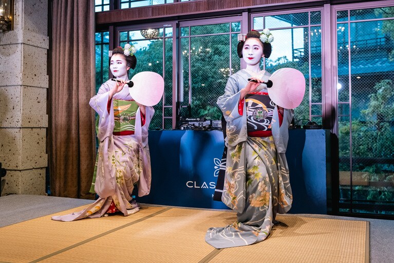 宮川町の舞妓さんの舞がクラセアスールの祝祭を彩りました。