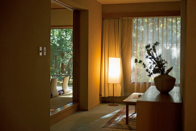 【大正屋】 客室の生け花にもおもてなしの心を感じる。Photo: Hiroshi Mizusaki