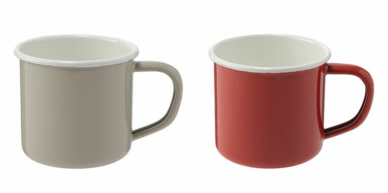 ポップなカラーリングのホーローマグは、飲み物の温度も保ちやすく便利。