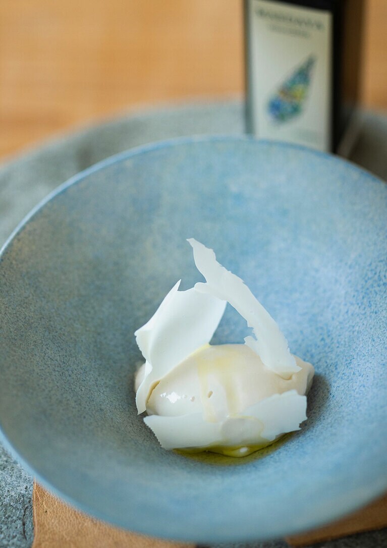 八ヶ岳のヨーグルトを使ったアイスに前田屋(笛吹市)の繊細なオリーブオイル「ミッション」をあわせたデザート。