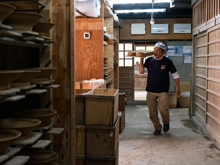 工房にて多々納真さん。