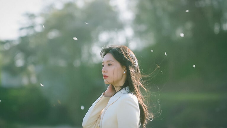 キム・ジウォン。代表作に「相続者たち」、「太陽の末裔」、「サム・マイウェイ」など。©Netflixシリーズ「涙の女王」独占配信中。