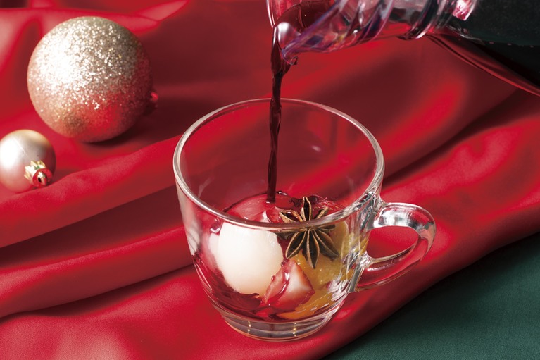 ホリデーシーズン特別メニューの「赤ワイン アフォガード」。冷たいアイスとスパイス香るホットワインの絶妙なハーモニーがクリスマス気分をより一層盛り上げてくれる。