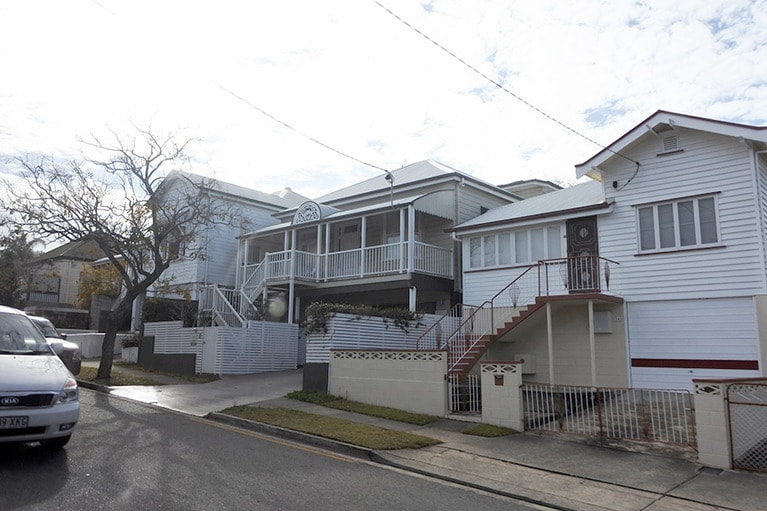 高床のクイーンズランダー様式の木造住居。