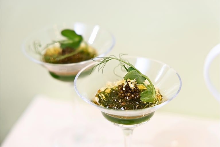 セイボリーメニューより、「春菊のムースとオセトラキャビア、桜風味のコンソメゼリー」のイメージ。スコーンは、ホワイトチョコレート・ドライストロベリーに加え、アールグレイティーやレモンなど豊かな香りをまとわせた2種。