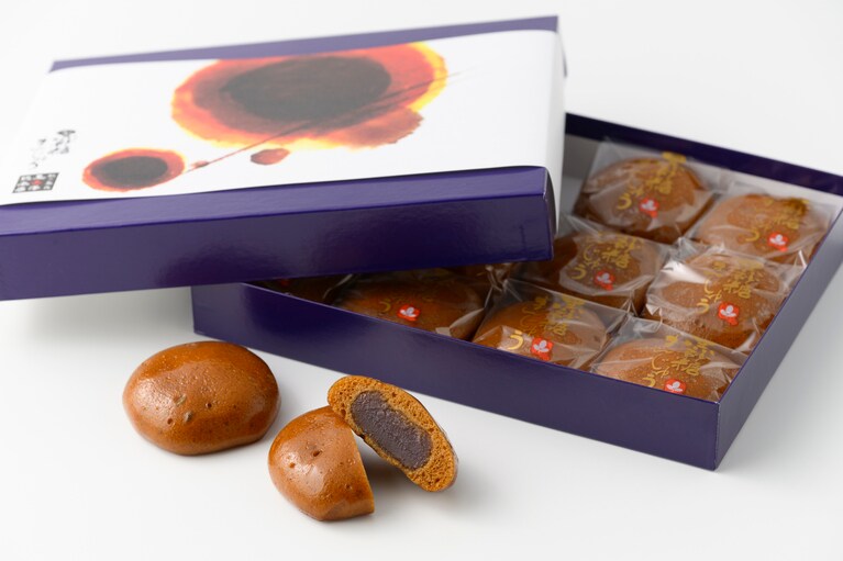 黒砂糖まんじゅう 1,700円（12個入り）。