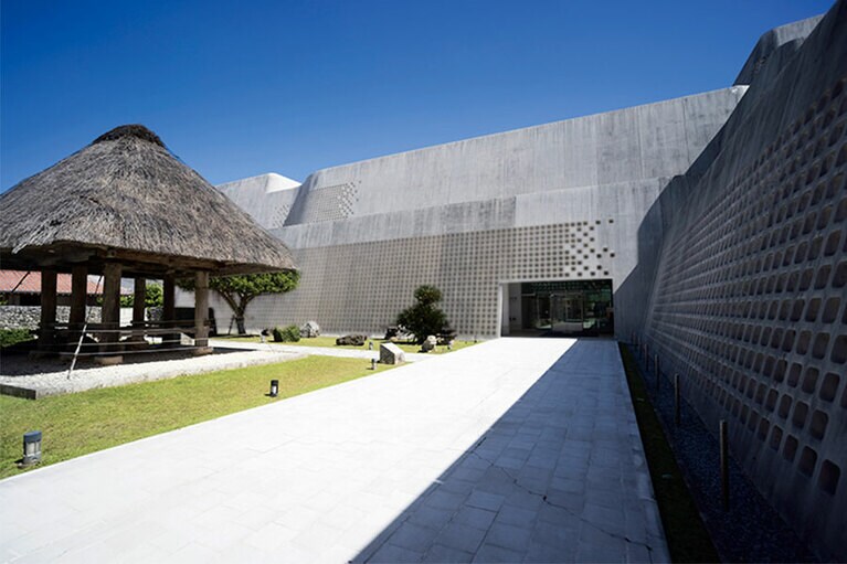 グスクをイメージした外観や屋外展示も必見。