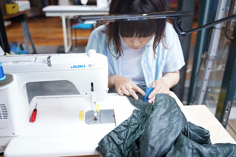 アパレルの破れや糸ほつれなどをブランド問わず、リペアスタッフが修理。会場は「パタゴニア 東京・渋谷 1F」。