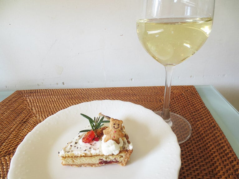 「ゴルゴンゾーラと有機玄米味噌のタルト」は、グラスワインと合わせるのがオススメ。