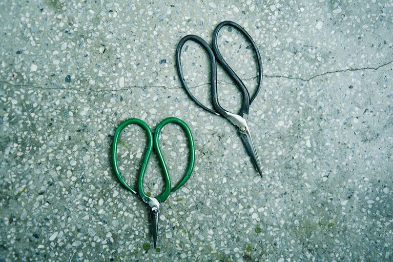 小剪刀 左から：小 150元 L10×W6.5cm、大 300元 L13×W6.5cm