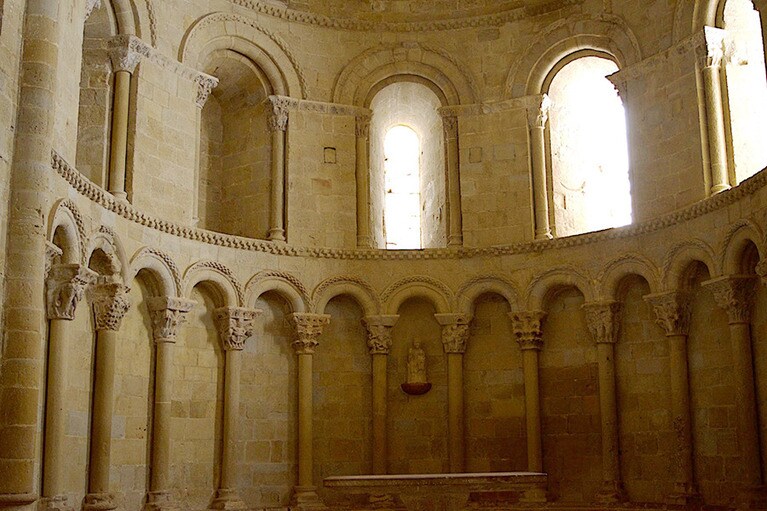 2階にある礼拝堂はかなり広い。細い窓はアラバスター(雪花石膏)がはめ込まれ、柔らかな薄明かりが取り込まれる。