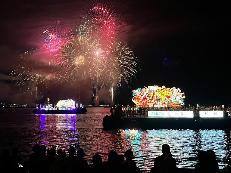 青森花火大会・ねぶた海上運行。